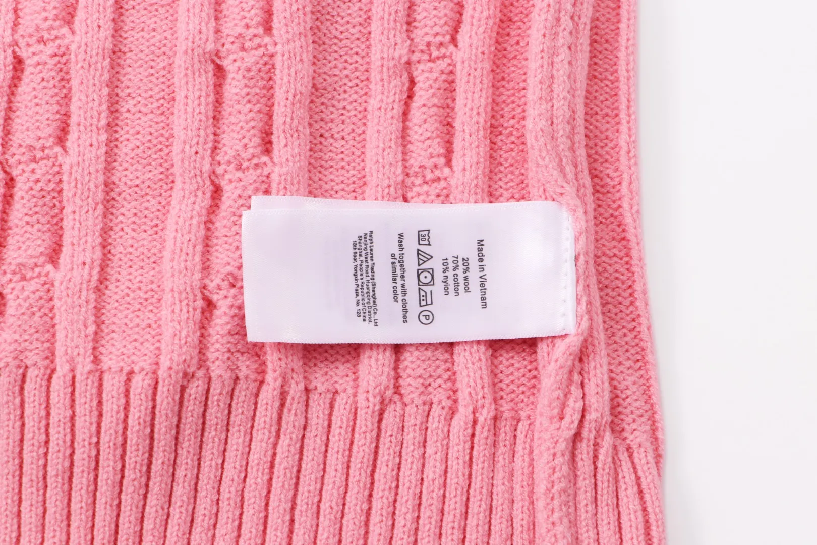 P210 [Ralph Lauren round neck solid color pony embroidery logo twist knitted sweater] ✅Ralph Lauren classic basic versatile knitted pullover crew neck sweater for men and women ✅Main supplier platform live broadcast Wholesale entity Replenish when out of stock will not be removed from the shelves ✅ZP quality 1:1 pattern making Scan the code to enter the GF website Counter quality ✅Detailed quality is the only one in Guangzhou Imported quality cotton yarn Focus on high-end cost-effective Good quality Needless to say ✅The version is restored to the original version. The maximum size can be worn up to 1105 pounds. Loose, comfortable and stress-free. ✅The upper body is simple and easy to match. A must-have for ootd. Good-looking clothes are never picky. A must-have in couples’ wardrobes. Size: S-XL. Color: black, white, gray, royal blue, pink, sky blue, khaki.